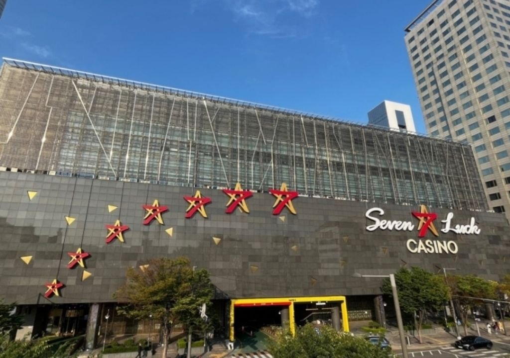 GKL 카지노 매출 감소가 반영된 서울 세븐럭 카지노 외관