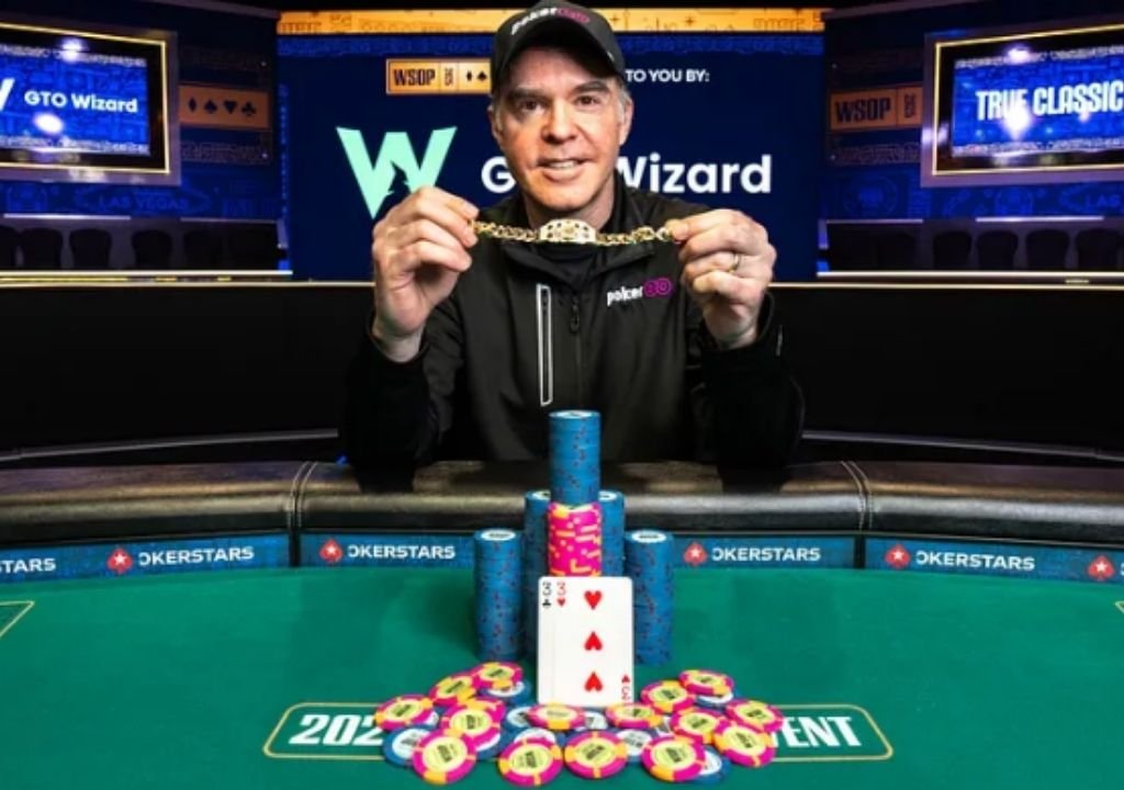 프리즈아웃 토너먼트 구조를 설명하는 텍사스 홀덤 토너먼트 테이블 장면 사진