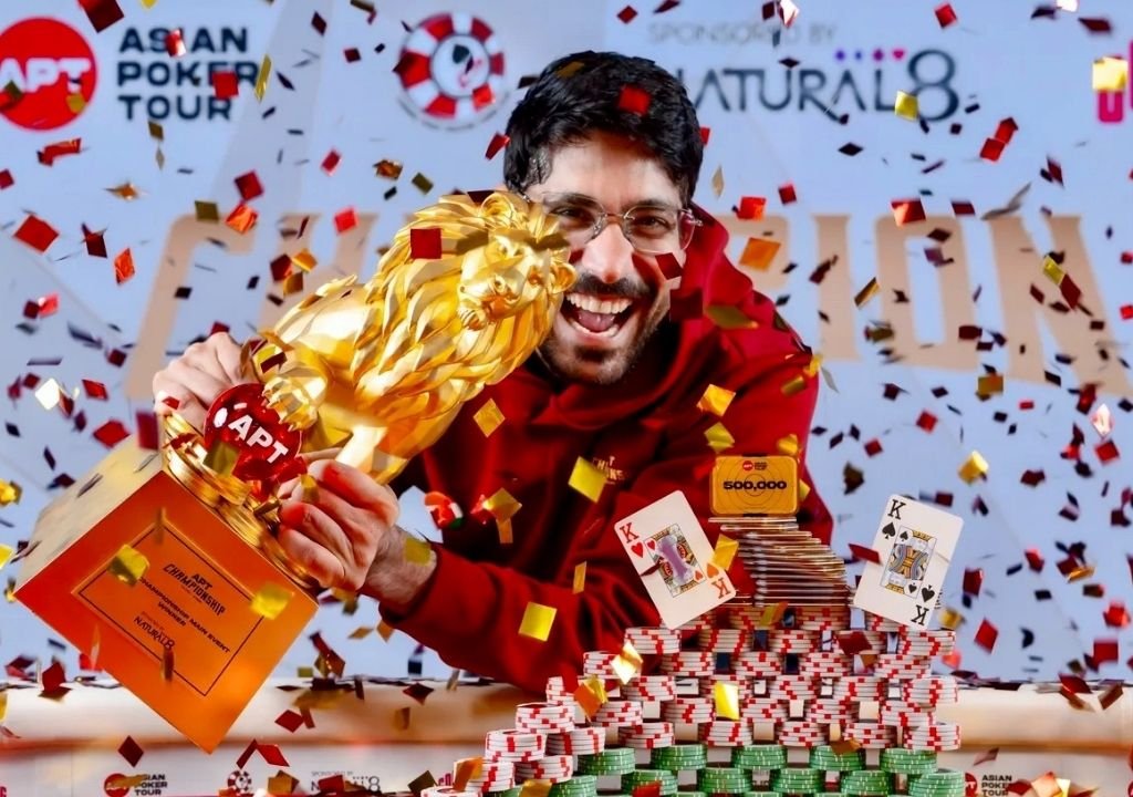 APT 포커 대회 상금 구조와 우승 트로피 장면