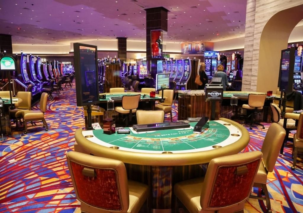 한정된 카지노 공간에서 슬롯머신과 테이블이 배치된 모습, 카지노 다이사이 테이블이 적은 이유와 관련된 공간 효율 구조