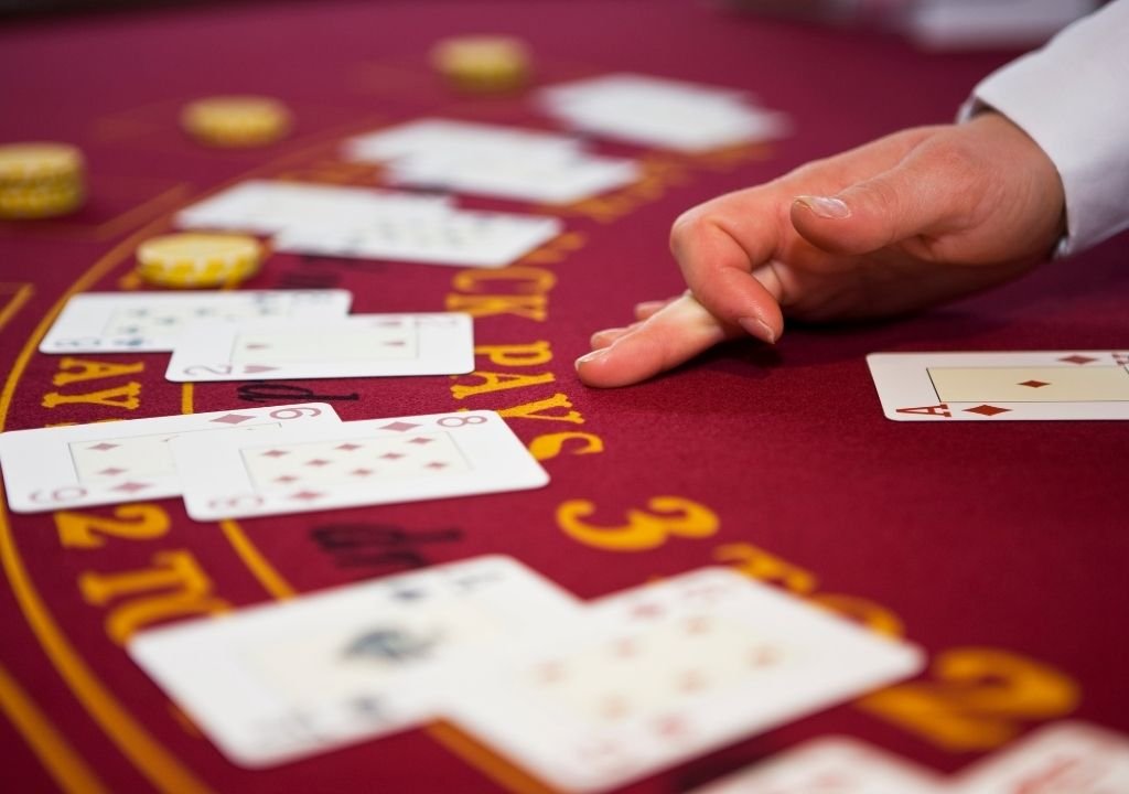 블랙잭에서는 플레이어가 먼저 행동하고, 먼저 버스트되면 딜러의 결과와 상관없이 패배가 확정된다.