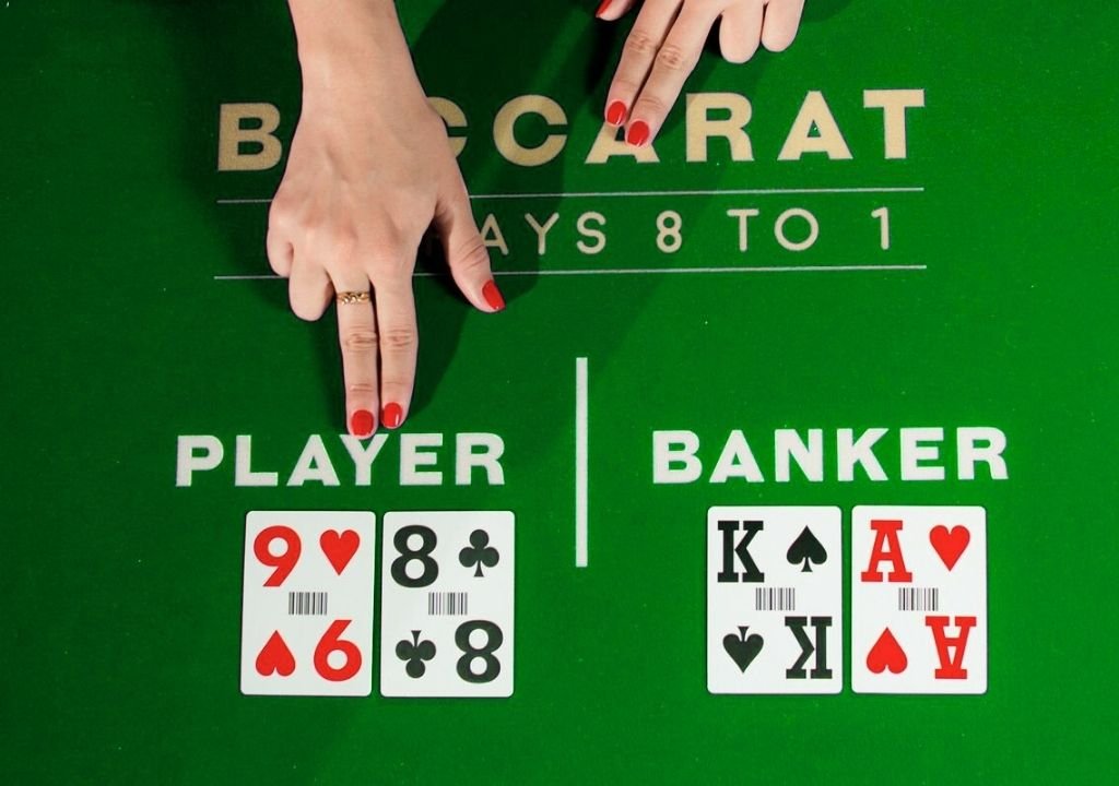 바카라 뱅커 플레이어 차이를 설명하는 바카라 테이블의 Player와 Banker 카드 예시