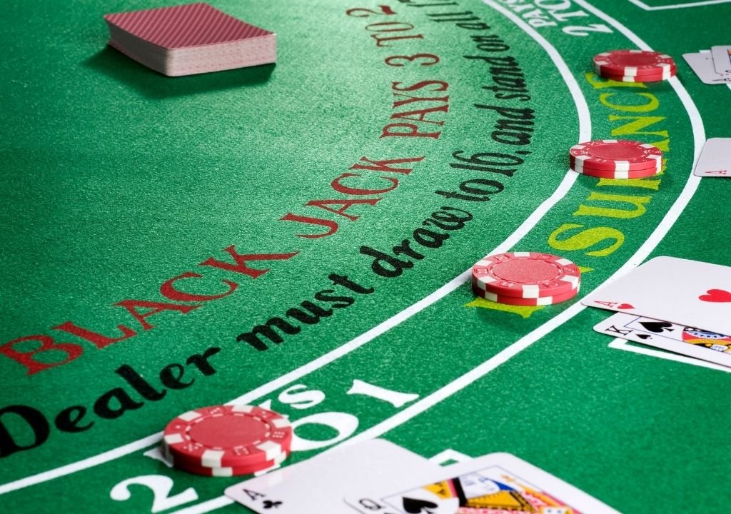 블랙잭 더블다운 전략을 설명하는 블랙잭 테이블 카드와 칩 상황