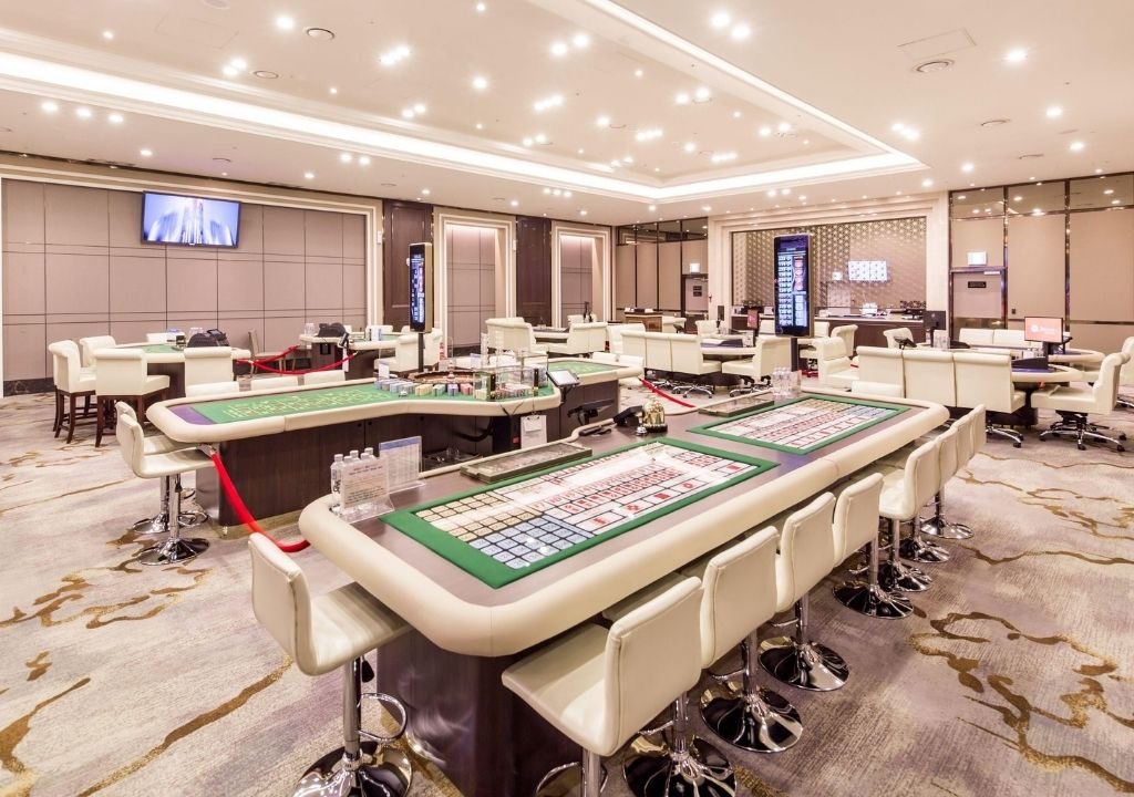 제주 썬 호텔 카지노 내부 전경과 테이블 게임 시설 모습
