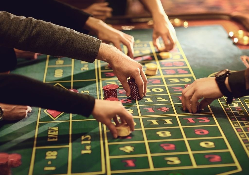 카지노 룰렛 테이블에서 칩을 놓는 장면으로 설명하는 룰렛 내부 베팅 전략