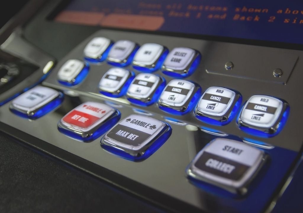 슬롯머신 베팅 금액을 결정하는 코인값과 베팅 버튼 구조