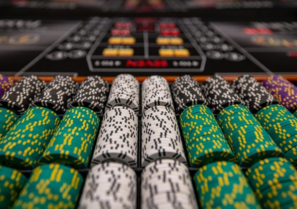 파라다이스 GKL 3월 매출 감소 카지노 테이블 칩 이미지