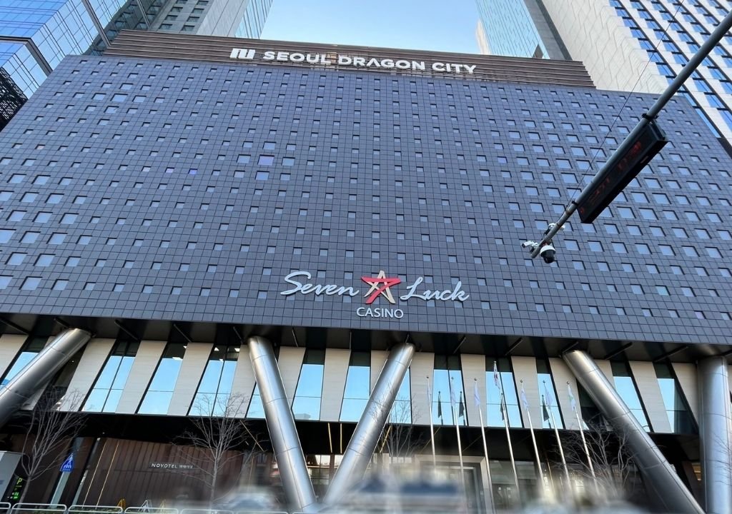 GKL 5월 매출 기사에 사용된 서울드래곤시티 세븐럭 카지노 외관